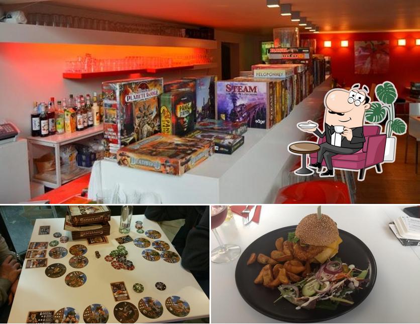 La photo de la intérieur et burger concernant La table food and games