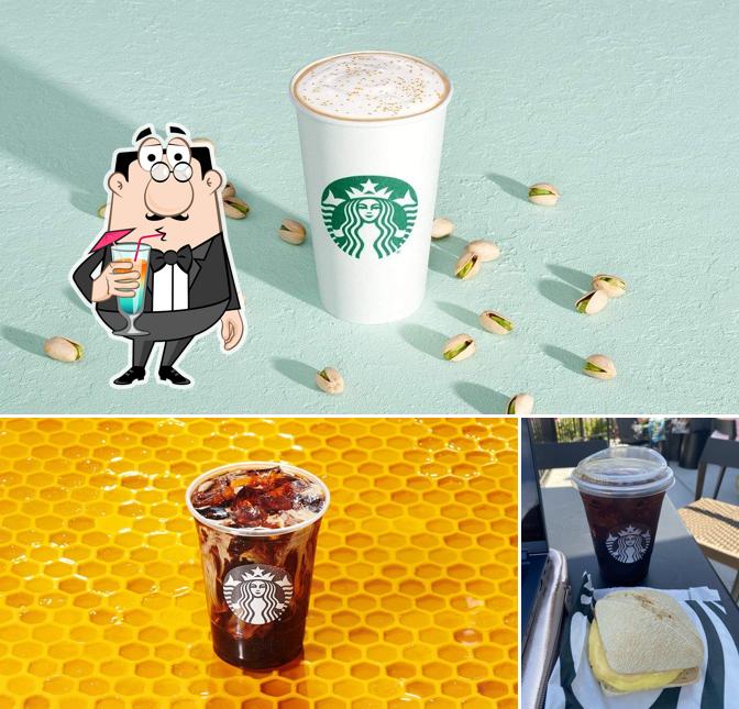 Взгляните на это фото, где видны напитки и еда в Starbucks