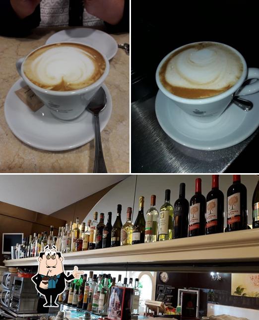 Goditi un drink a Bar Caffetteria Damiani