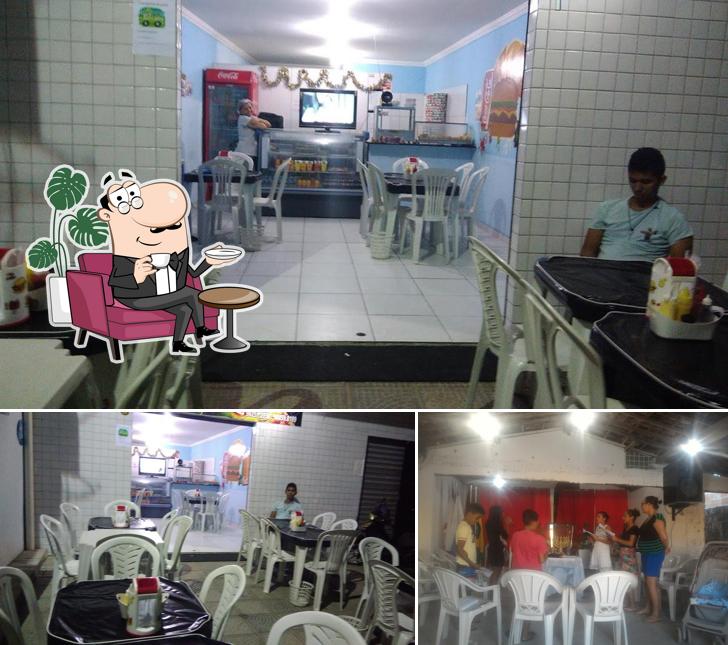 Sente em uma das mesas no pizzaria fogazza