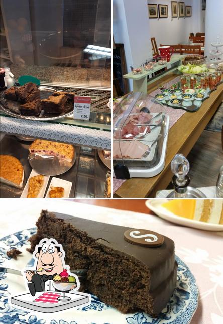 Cafe Naschmarkt serviert eine Mehrzahl von Desserts 
