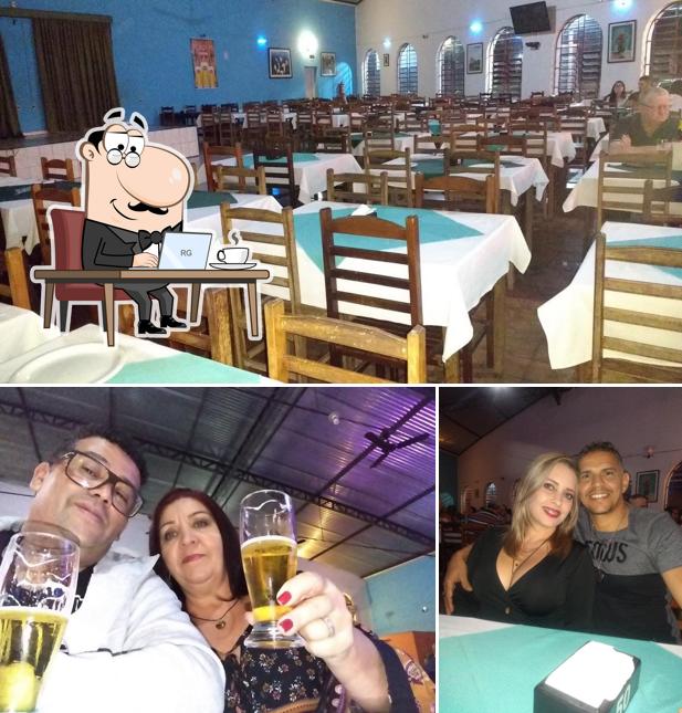 Sente em uma das mesas no Bar e Restaurante Castelo do Chopp