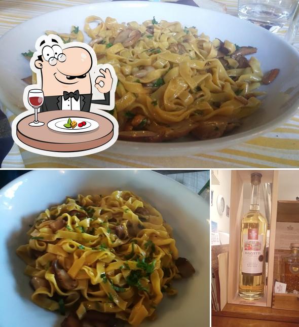 Tra le diverse cose da Casale Cinque Poderi si possono trovare la cibo e vino