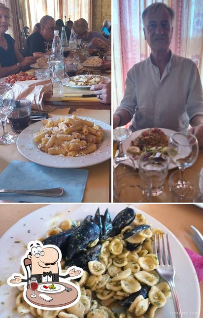 La tavolo da pranzo e cibo del ristorante