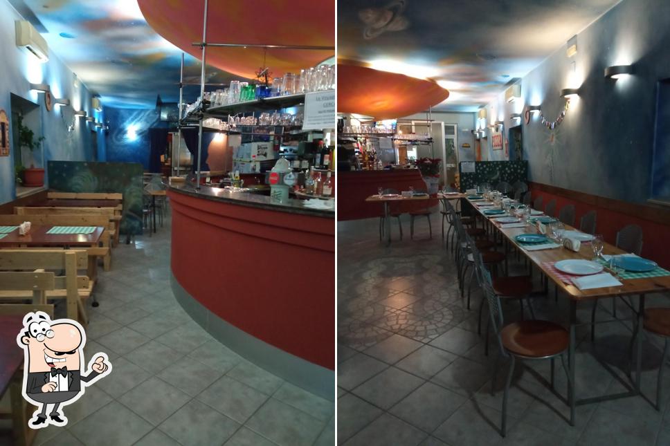 Dai un'occhiata agli interni di Le Voyage Pub