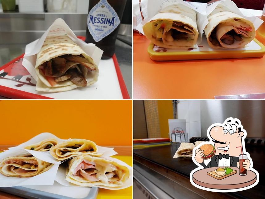 Prova un hamburger a Piadineria La Caveja