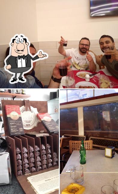 La immagine della interni e tavolo da pranzo di Rocky Bar