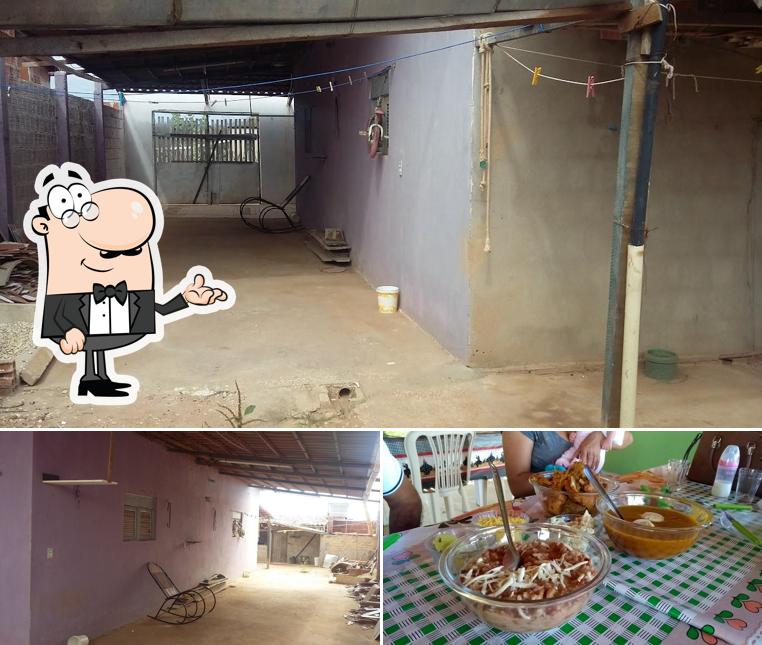Sente em uma das mesas no Bar da Galinha