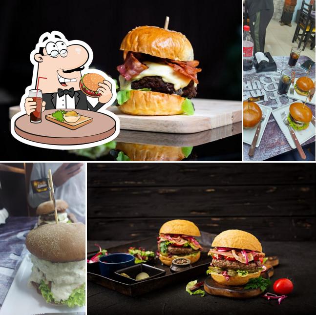 Peça um dos hambúrgueres servidos no Fire Burger