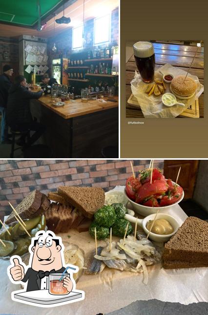Это снимок, где изображены напитки и еда в Футбольное кафе