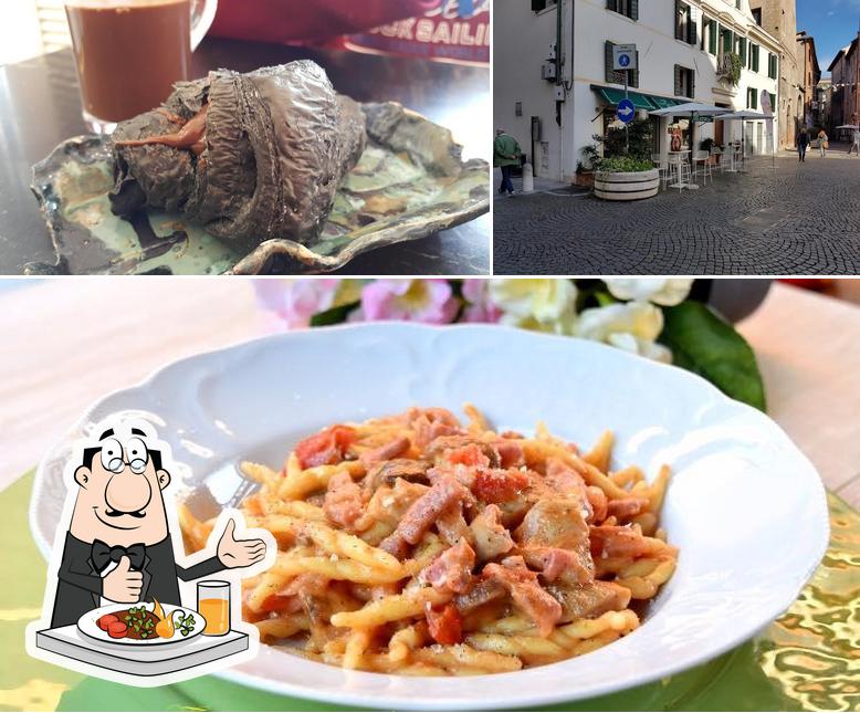 Entre los distintos productos que hay en Antico Caffè Piazza Pola también tienes comida y exterior