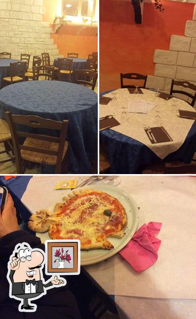 Tra le varie cose da Pizzeria ristorante CI Voleva si possono trovare la interni e pizza