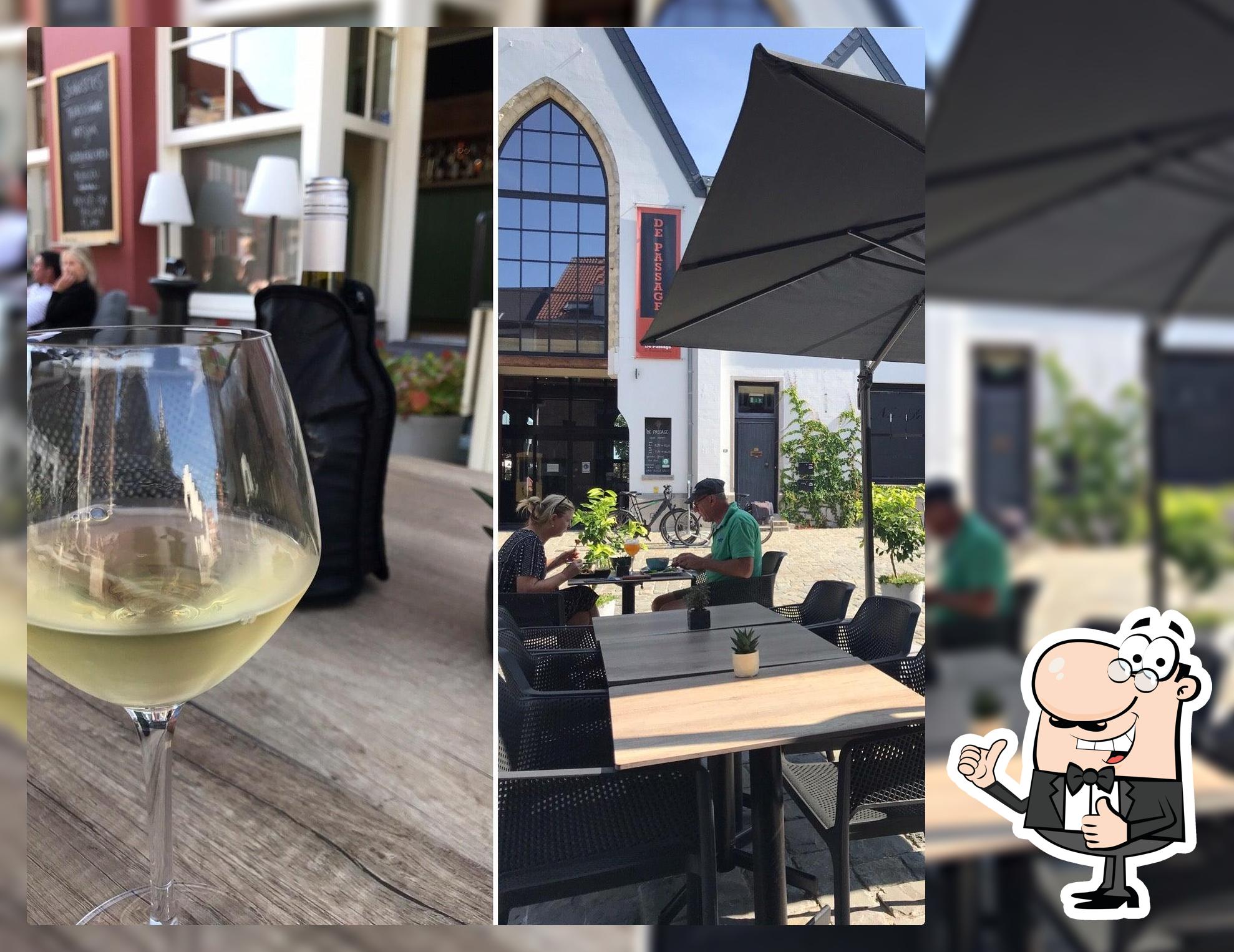 Installez-vous à l'une des tables de Entre-Nous bar resto
