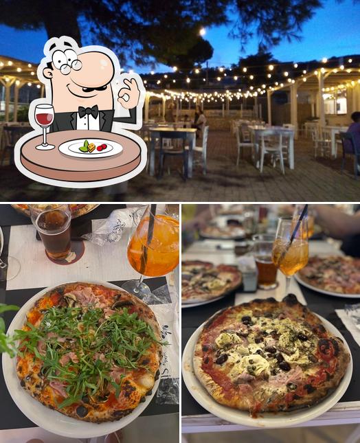 La cibo e tavolo da pranzo del ristorante