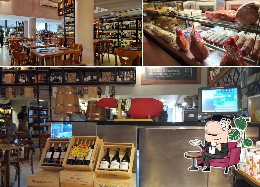 Sente em uma das mesas no Mercearia da Praça
