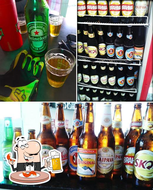 Desfute uma tulipa de cerveja leve ou escura