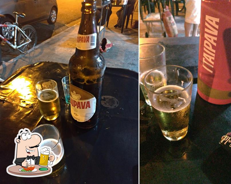 Desfute um copo de cerveja leve ou escura