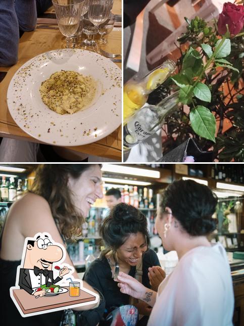 Tra le varie cose da Caffè degli Artisti si possono trovare la cibo e bancone da bar