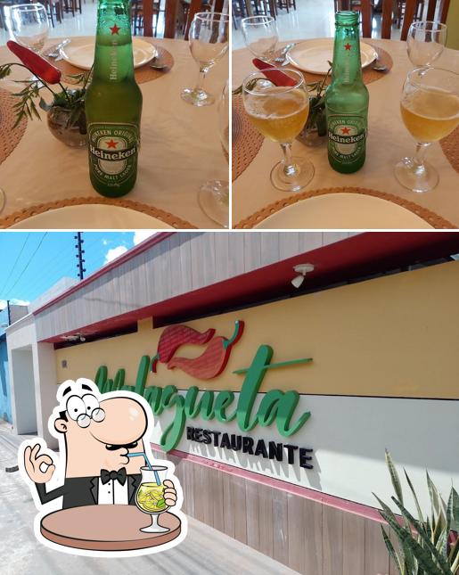 Confira a imagem mostrando bebida e exterior no Restaurante Malagueta Codó