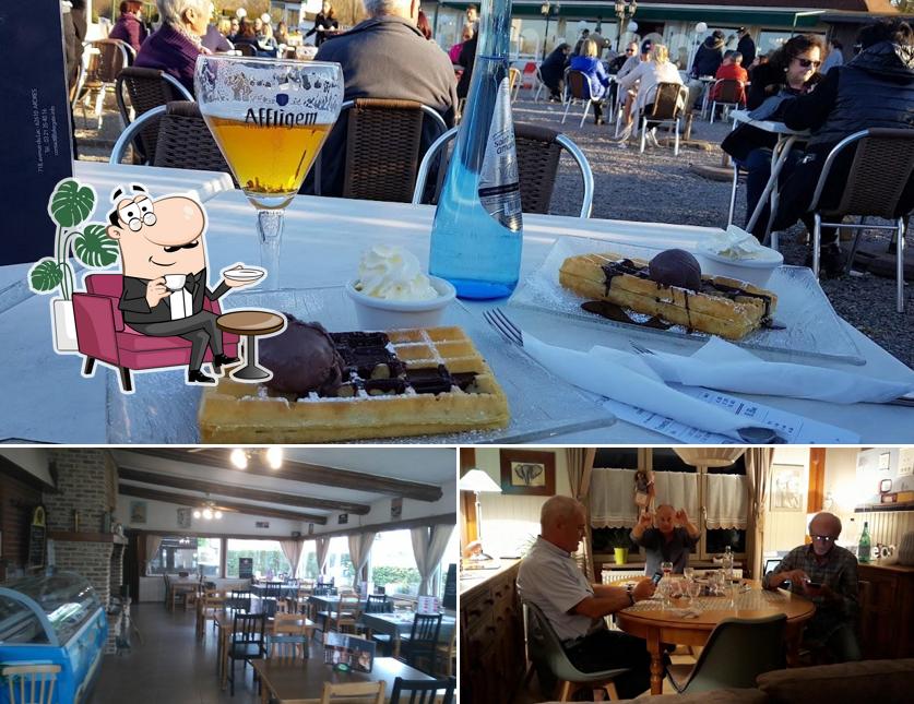 Installez-vous à l'une des tables de La Cottage du Lac