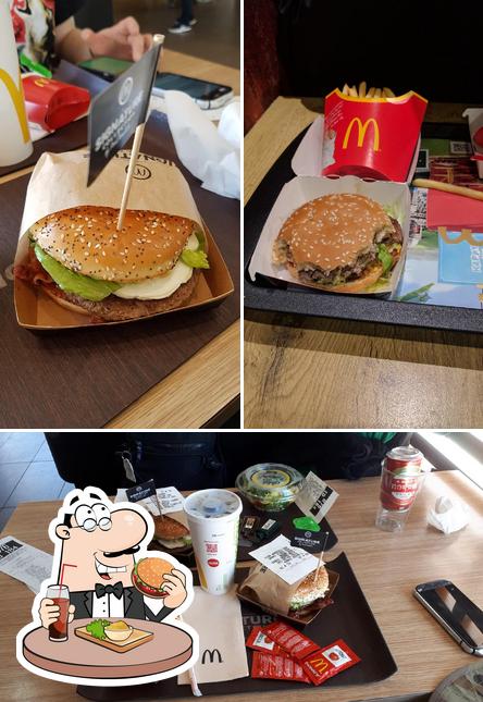 Probiert einen Burger bei McDonald's