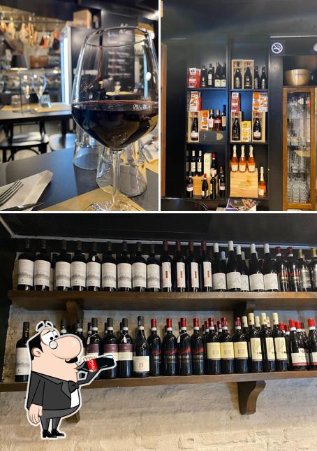 Goditi un drink dal menu