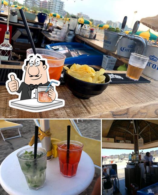 La immagine della bevanda e interni di Chiringuito Tsunami Cocktail Bar Rimini