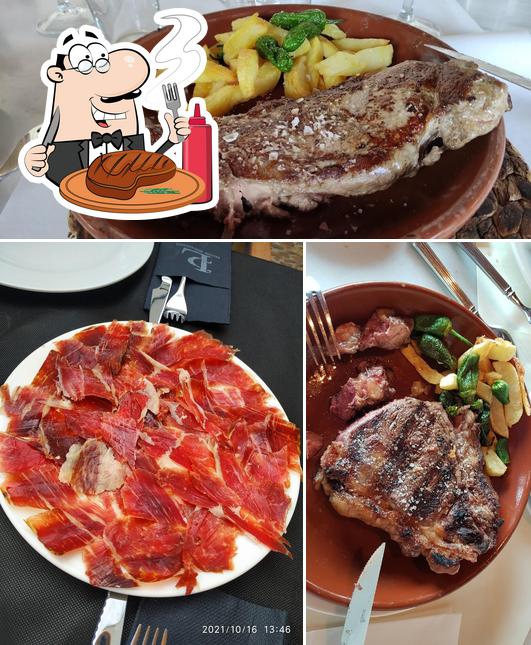 Elige un plato con carne en Restaurante Asador La Plaza