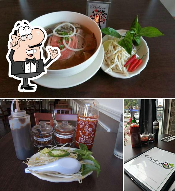 Фотография, на которой видны внутреннее оформление и еда в Cilantro Thai & Vietnamese