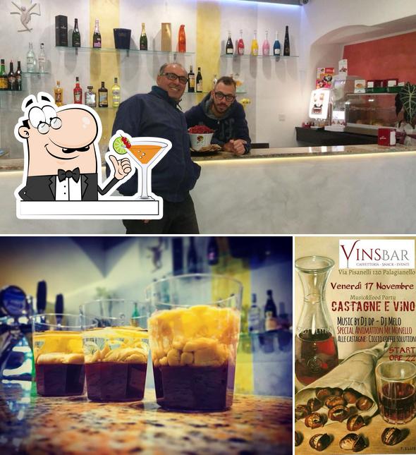 La foto di bevanda e interni da Vins Bar