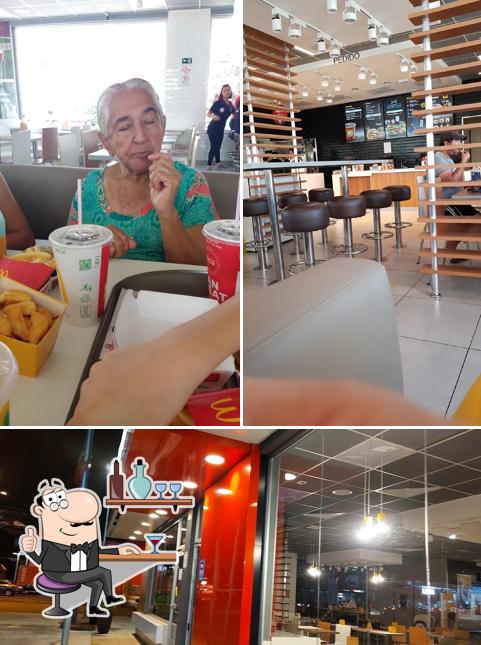 O interior do McDonald's - Wanel Ville