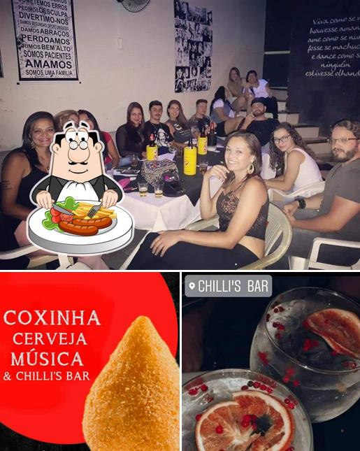 Entre diferentes coisas, comida e interior podem ser encontrados no Chilli's Bar e Videokê