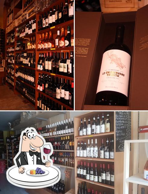 È gradevole prendersi un bicchiere di vino a Winezz Wine Store