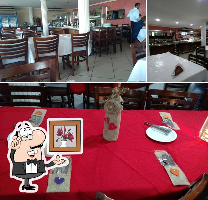 Sente em uma das mesas no Churrascaria Laço Gaúcho