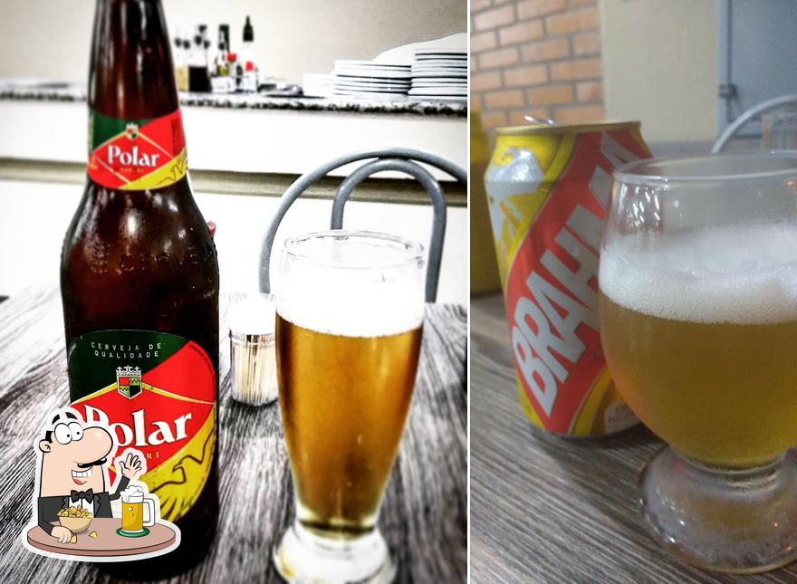 Desfute um copo de cerveja leve ou escura