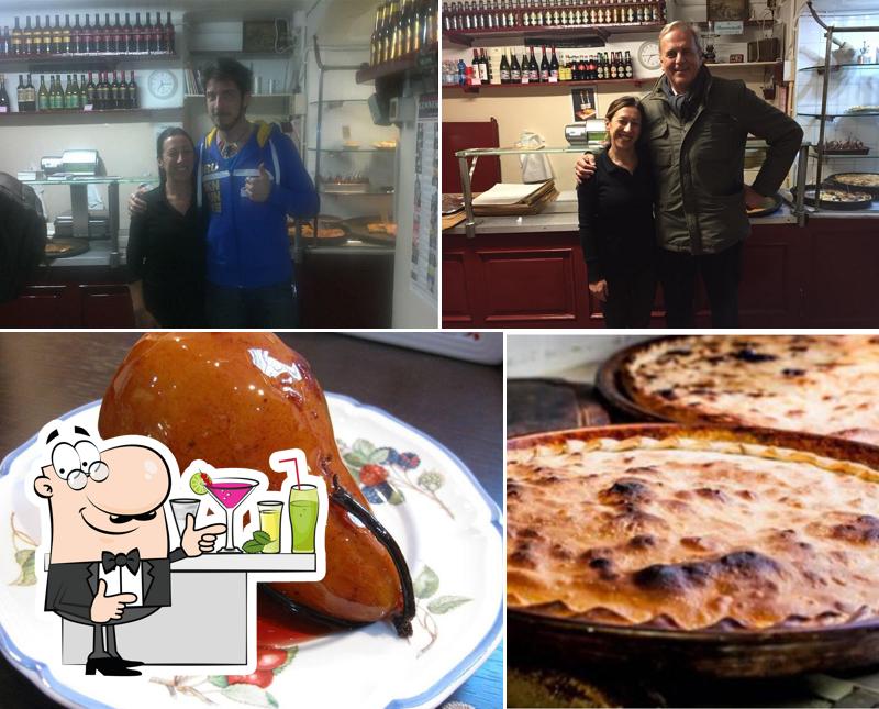 Tra le varie cose da Farinata dei Teatri dal 1861 si possono trovare la bancone da bar e cibo