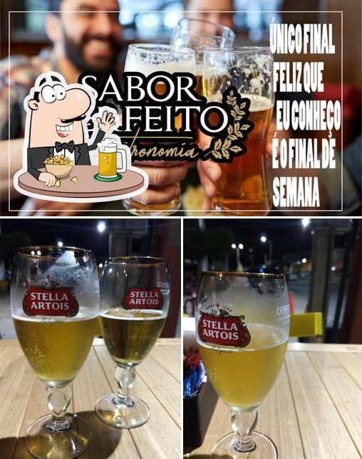 Desfute um copo de cerveja leve ou escura