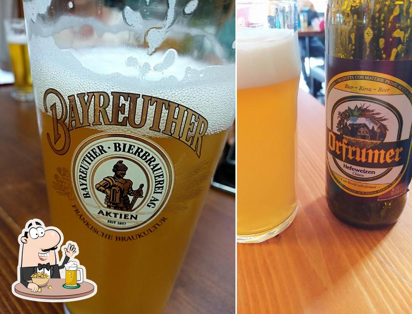 Puoi prenderti un rinfrescante bicchiere di birra chiara o scura