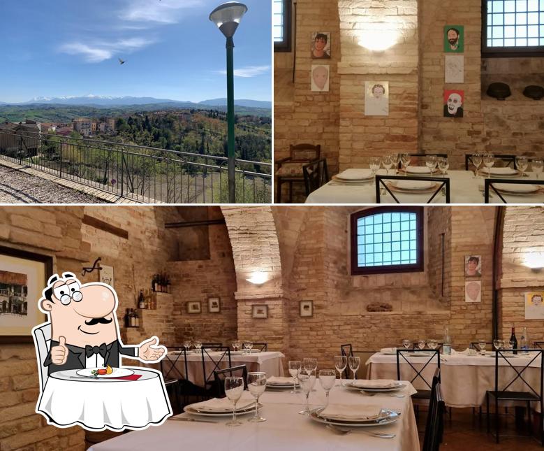 Ristorante Al Girarrosto si caratterizza per la tavolo da pranzo e esterno