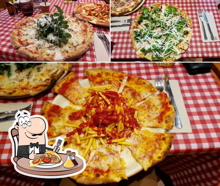 Order pizza at Restaurante Piccola Italia
