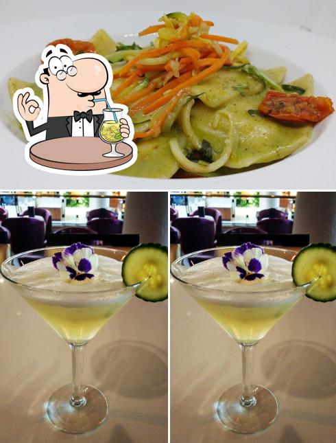 Напитки и еда - все это можно увидеть на этом фото из Crosswinds Restaurant and Bar