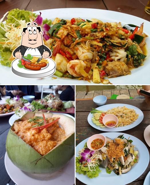 Еда в "Wang Macha Restaurant 呵叻水上餐厅"