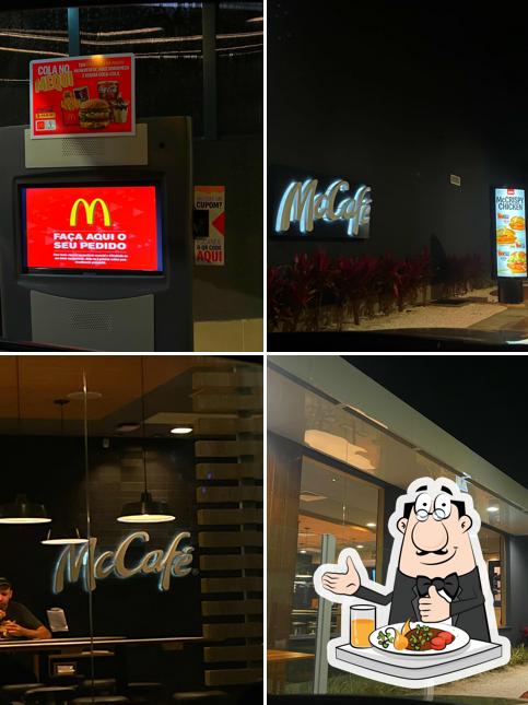 Confira a foto apresentando comida e interior no McDonald's