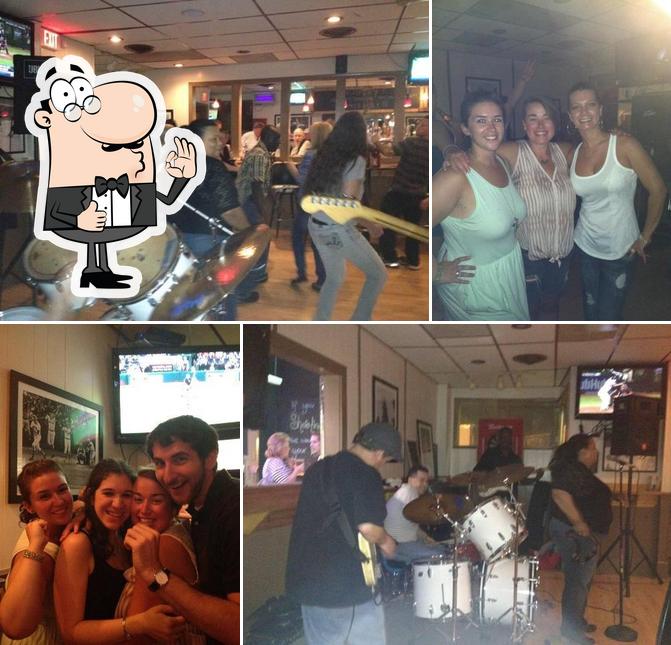 Foul Play Sports Bar in Lynn Restaurant reviews