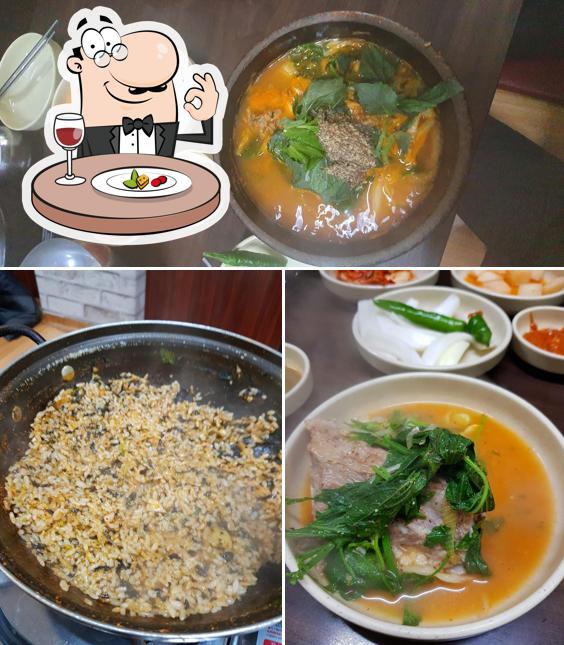 Food at Jongno 3ga potato soup (gamja-tang)