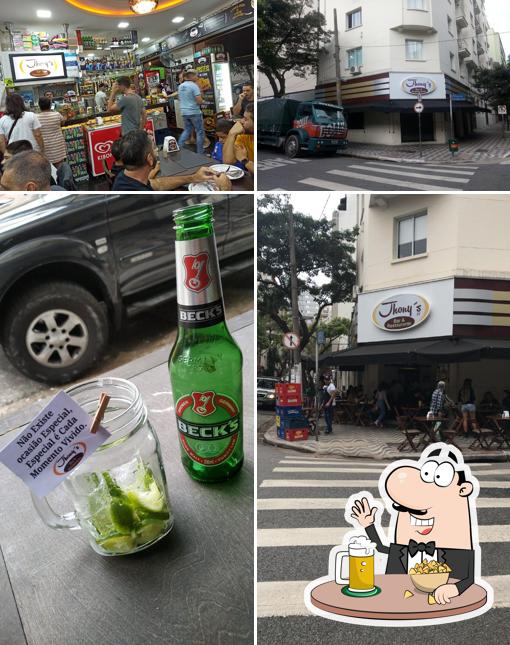 Desfute um copo de cerveja leve ou escura