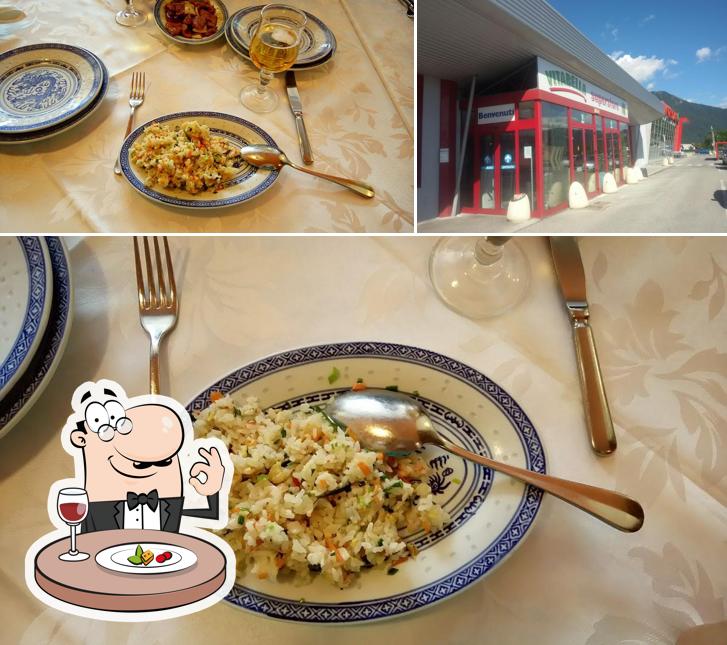 La foto della cibo e esterno di Ristorante Cinese Il Mondo