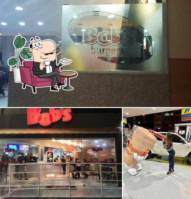 Sente em uma das mesas no Bob's