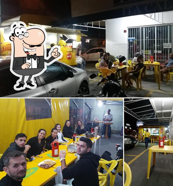 O interior do Amarelinho Burger's