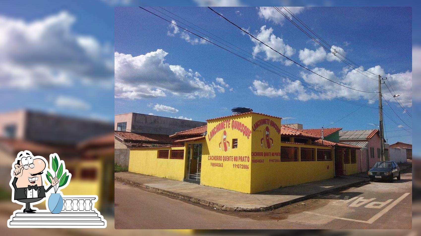 Cachorro quente no prato